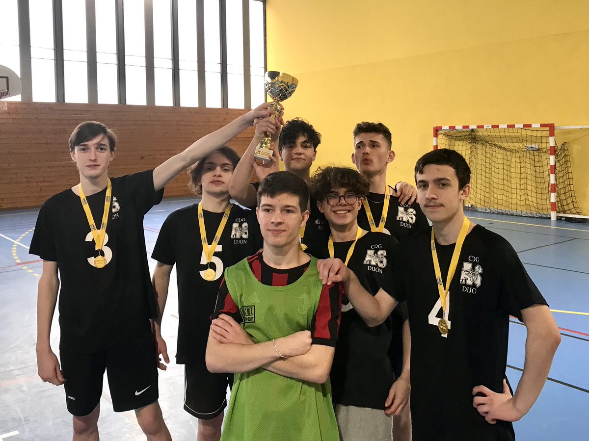 as_lyceeCdg's tweet photo. L’équipe junior garçon du lycée CDG Dijon est championne d’académie en volley 4x4. Vainqueur de la Nièvre, l’Yonne et la Saône et Loire. Bravo aux joueurs et à l’arbitre. @lycCDGDijon @UNSS21 @UNSSdijon @unss #asvolleydijon https://t.co/fUd2JqQ168