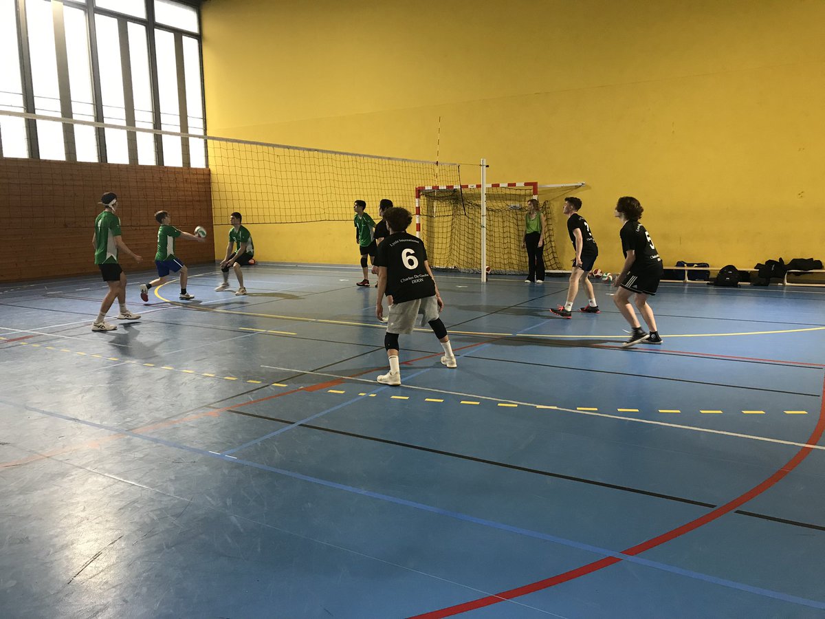 L’équipe junior garçon du lycée CDG Dijon est championne d’académie en volley 4x4. Vainqueur de la Nièvre, l’Yonne et la Saône et Loire. Bravo aux joueurs et à l’arbitre. <a href="/lycCDGDijon/">Lycée International Charles De Gaulle Dijon</a> <a href="/UNSS21/">UNSS 21</a> @UNSSdijon <a href="/unss/">UNSS_National</a> #asvolleydijon