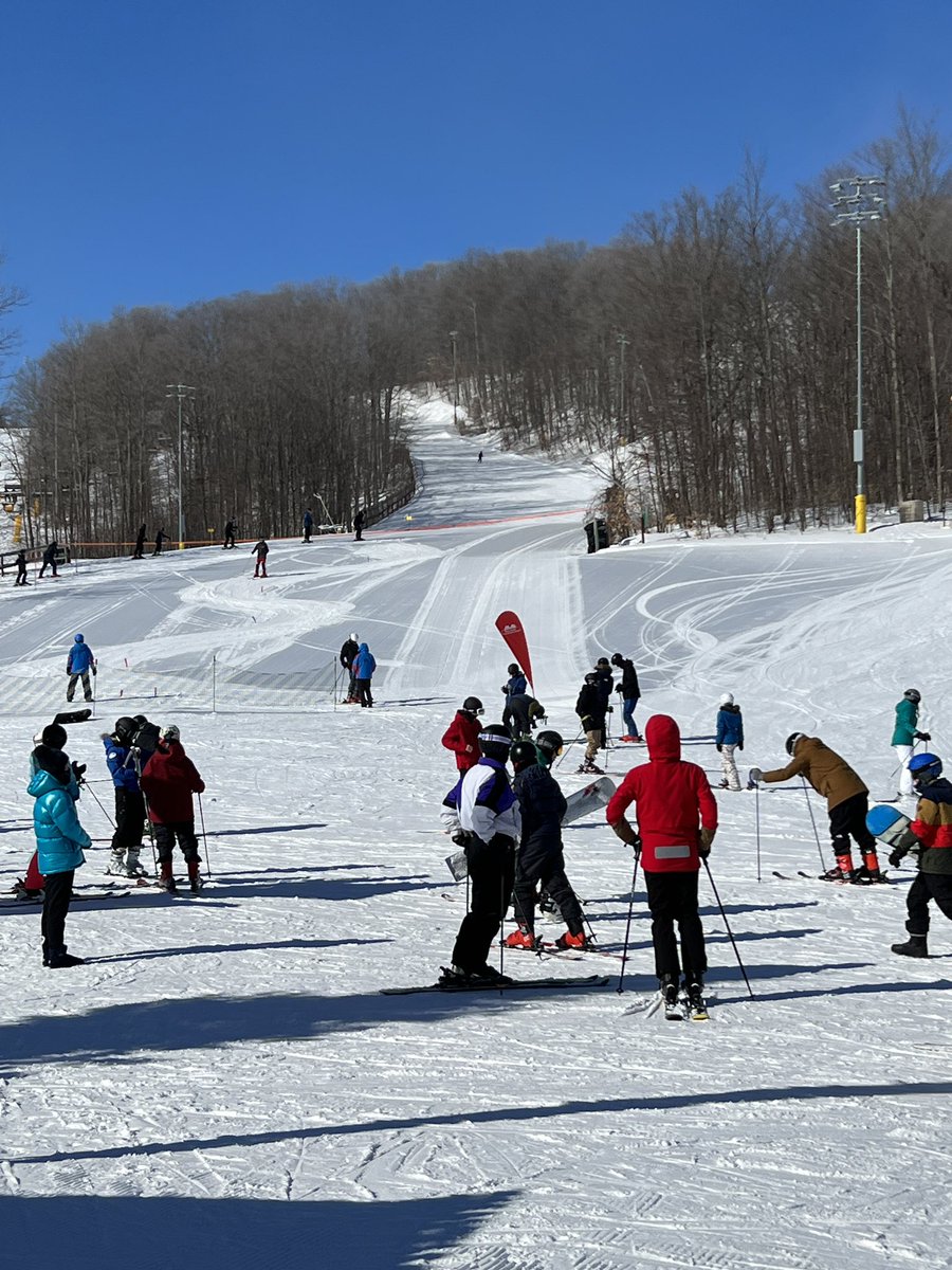 DonValleyMS's tweet photo. It’s a fun day on the slopes for over 200 of our DV students today! It’s cold ❄️ but we’re having a great time! #TDSB #mountstlouis ⛷️ https://t.co/ZHWrDuNXfl