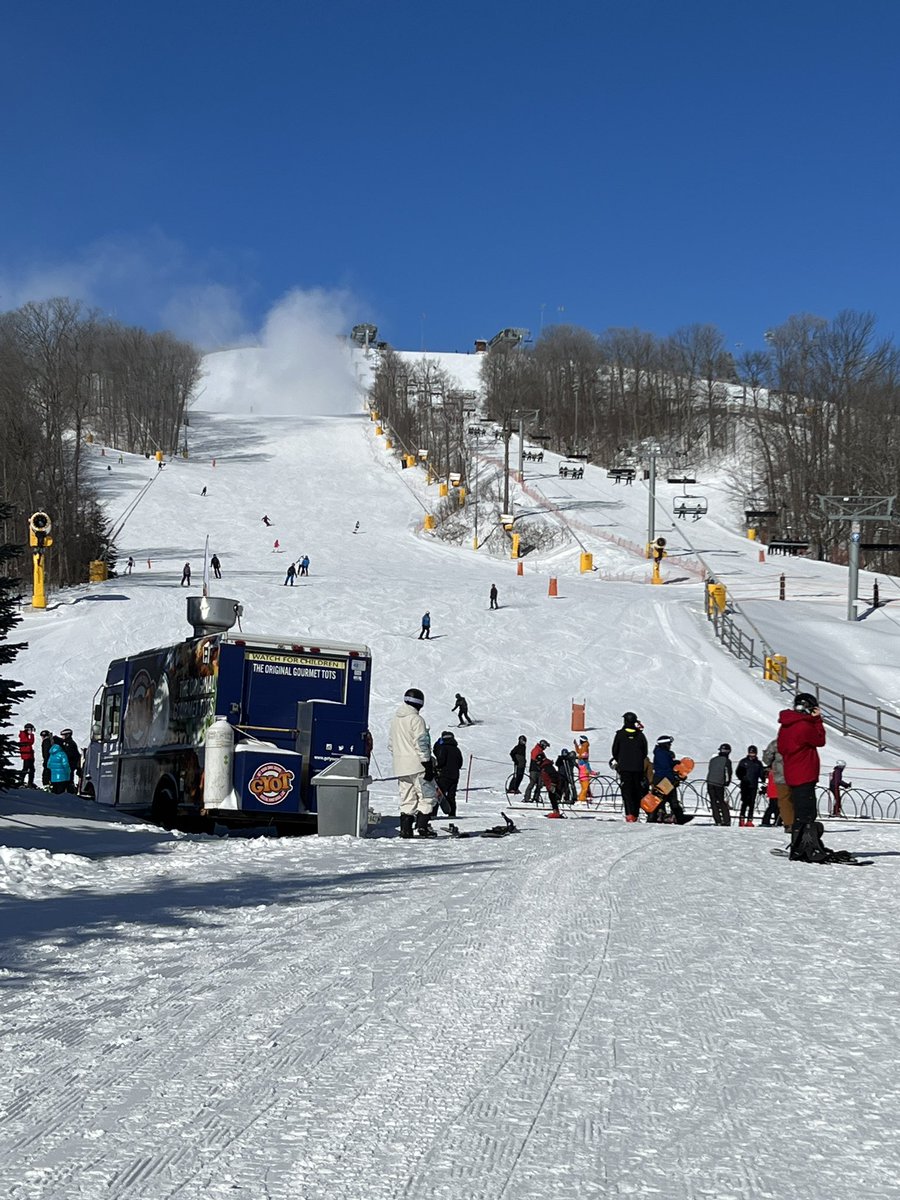 DonValleyMS's tweet photo. It’s a fun day on the slopes for over 200 of our DV students today! It’s cold ❄️ but we’re having a great time! #TDSB #mountstlouis ⛷️ https://t.co/ZHWrDuNXfl
