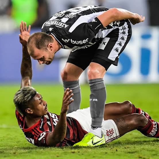 EspacoGlorioso's tweet photo. Amanhã tem clássico e devemos ter Joel Carli como titular 🔥🔥 https://t.co/svmnyTbawC