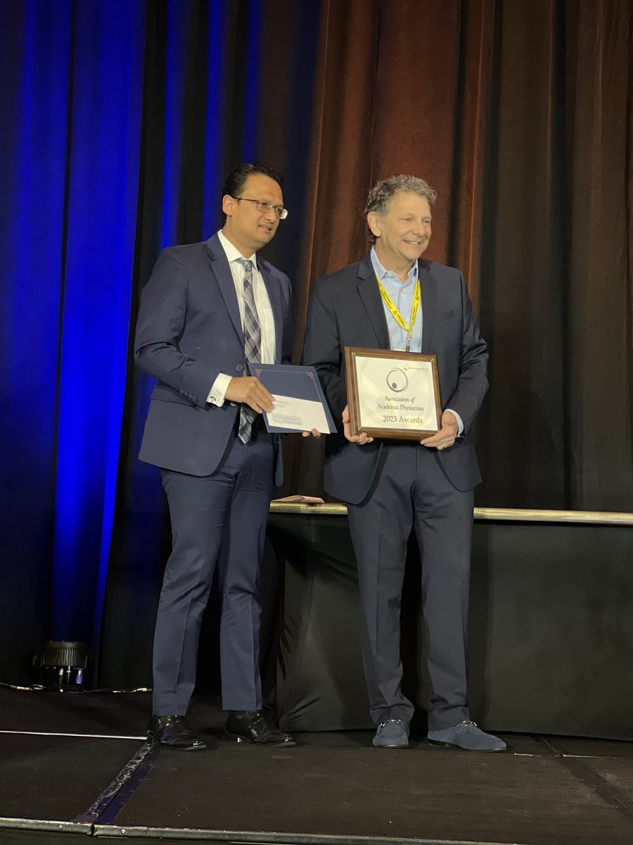 HeakyungKim2's tweet photo. #NitinJain from #UTSW_PMR received Carolyn Brandon Ritzler Research Award at #AAP2023 #physitrist so proud!👏🙌 https://t.co/AVPHlvNjmZ
