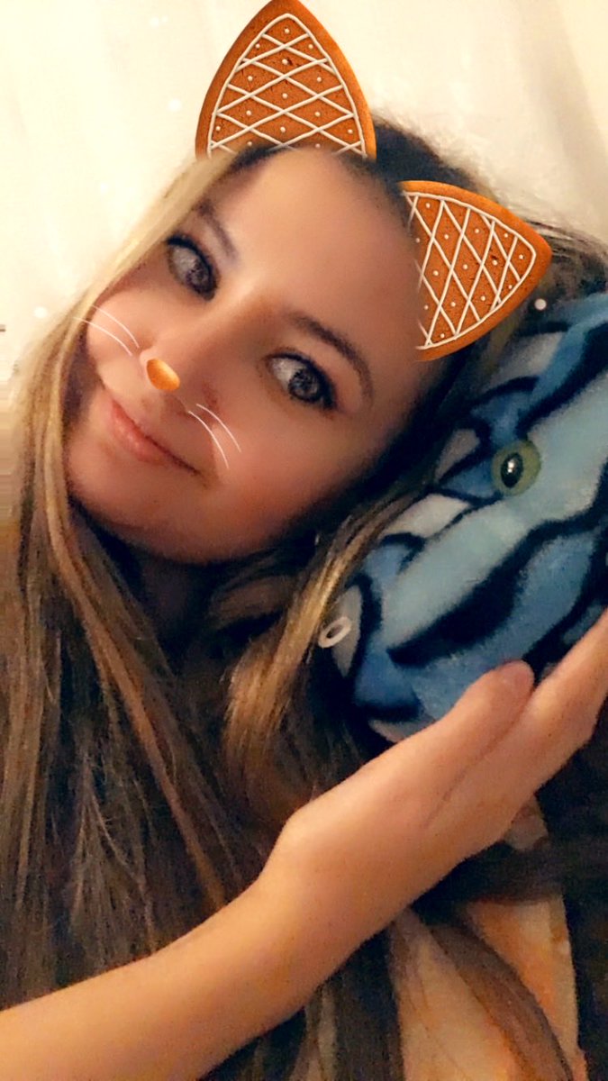 pecousek's tweet photo. Moje střelený blonďatý já a náš plyšový mazlík had. 😂💙🐍 #rok2018 Vlasy se opět nevlezly do fotky. 🤭 https://t.co/PzbQi9BcCq
