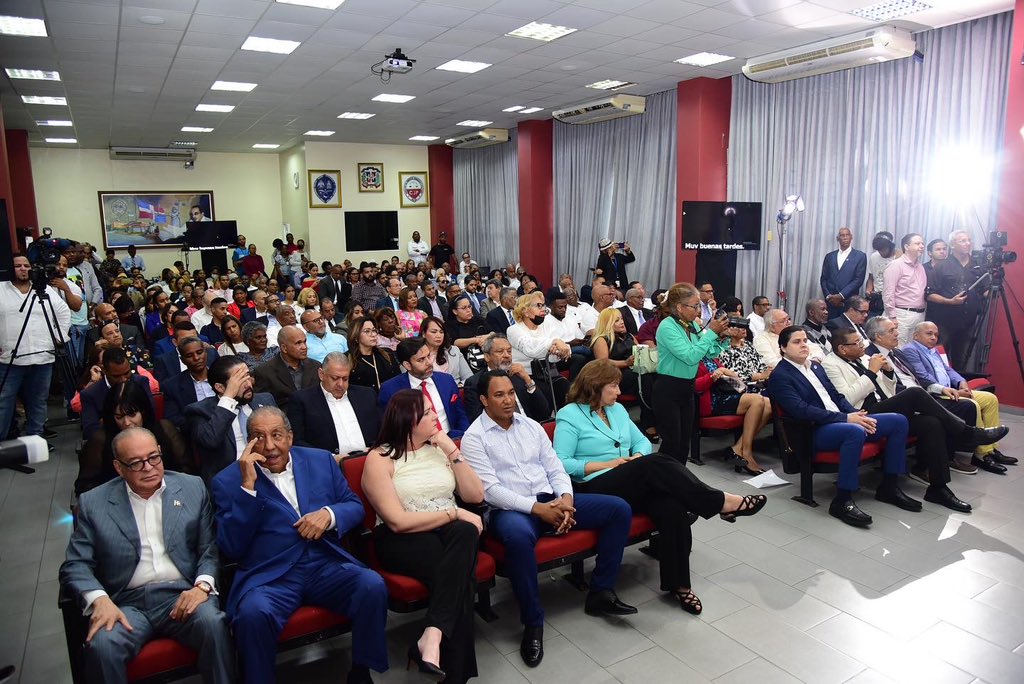 MiguelVargasM's tweet photo. Ayer durante mi participación en la exposición «La situación haitiana y su impacto a la #RepúblicaDominicana, una mirada politológica», realizada en la @UniversidadUASD, expuse propuestas para enfrentar como país la situación haitiana. 

#MiguelVargas #Haití #SituaciónHaitiana https://t.co/1lMlQWWSIh
