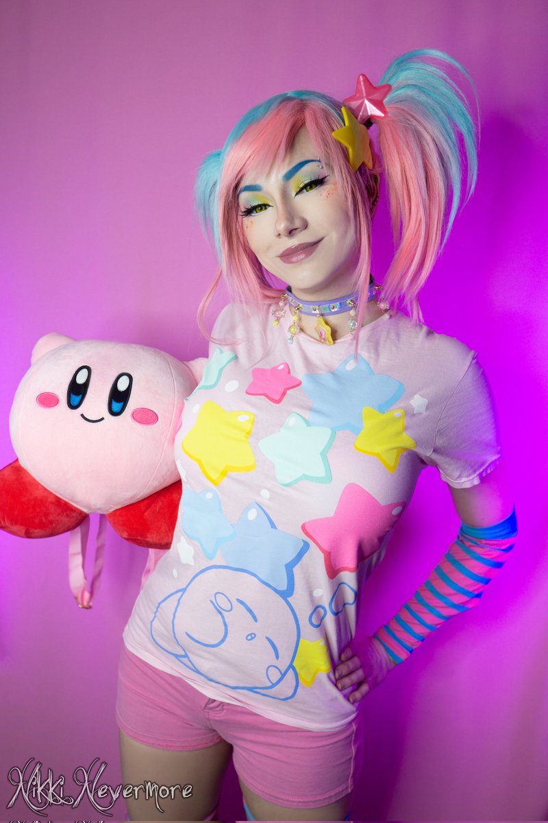 NiKKiNeVeRMORe's tweet photo. Modeling the tee shirt, choker, and plushies backpack for @HotTopic! 💜 #KirbyReturnToDreamlandDeluxe comes out today! Are you excited to play it? 😁 #sponsoredbyHT #htfxfebruarymusthaves #kirby #hottopic https://t.co/y4D0LlKBiL
