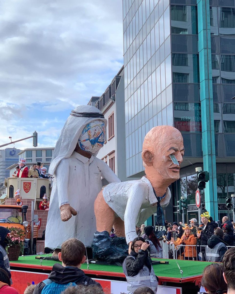 CurvaScoperta's tweet photo. Carnaval de Cologne : 

Infantino spotted 🤑🇶🇦 https://t.co/VfVU4cP34S