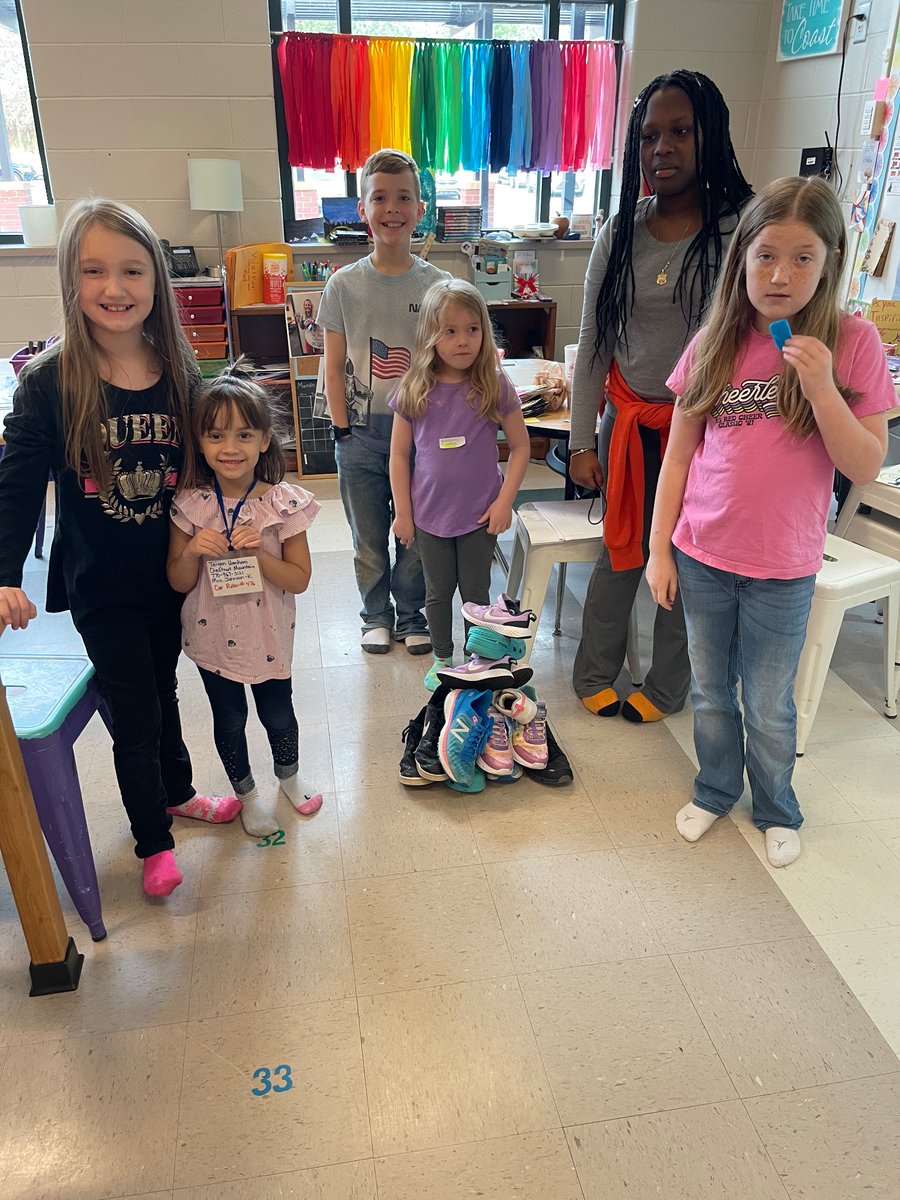 MrsEstrada031's tweet photo. Tribes at Cmcsi is a great way for us to build relationships with kids! Today we built a “Leaning Tower of Feetza” 😆 👟 in teams to see who could build the tallest tower! Both were built different, but ended up tying at 18 inches!!!! #lovemytribe @CMCSIWarriors @Hall_Schools https://t.co/L6ocnQxlXn