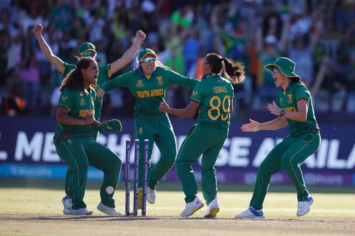 ICC's tweet photo. What a feeling for South Africa 🇿🇦

#ENGvSA | #T20WorldCup | #TurnItUp https://t.co/GW8y1tdvAv