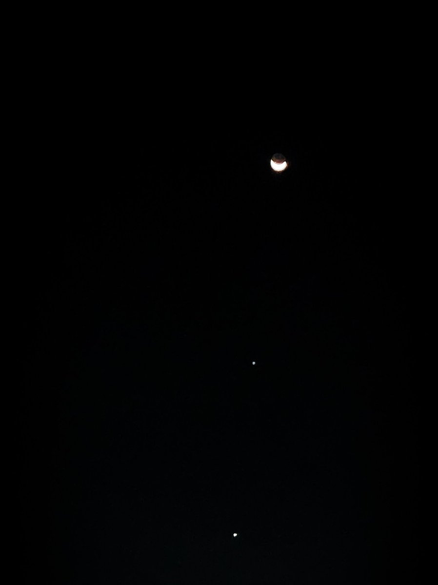 kingindnorth12's tweet photo. Feb 23 , 2023
Moon Conjunction 🌙 😍
#Moonconjunction #Venus #Jupiter
#JupiterVenusMoon @NASAbot5 @astrophoto #S22ultra https://t.co/SXO6Pp8FGE