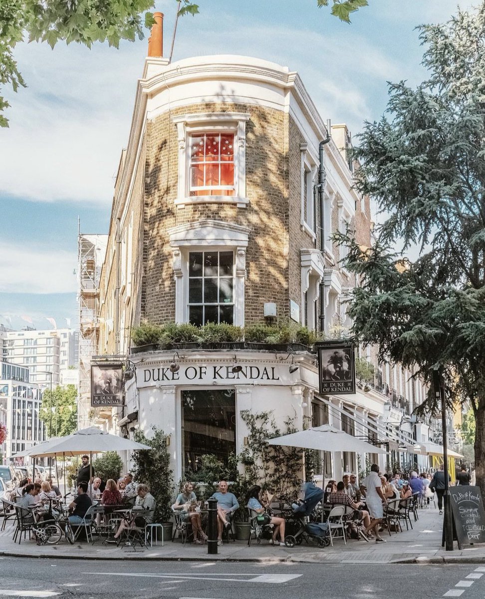 Whether you're meeting with friends for the evening, taking a break from a busy day of retail therapy or warming up for an event in Hyde Park, the @dukeofkendal is the perfect place to quench your thirst and soak up the surroundings of #ConnaughtVillage
