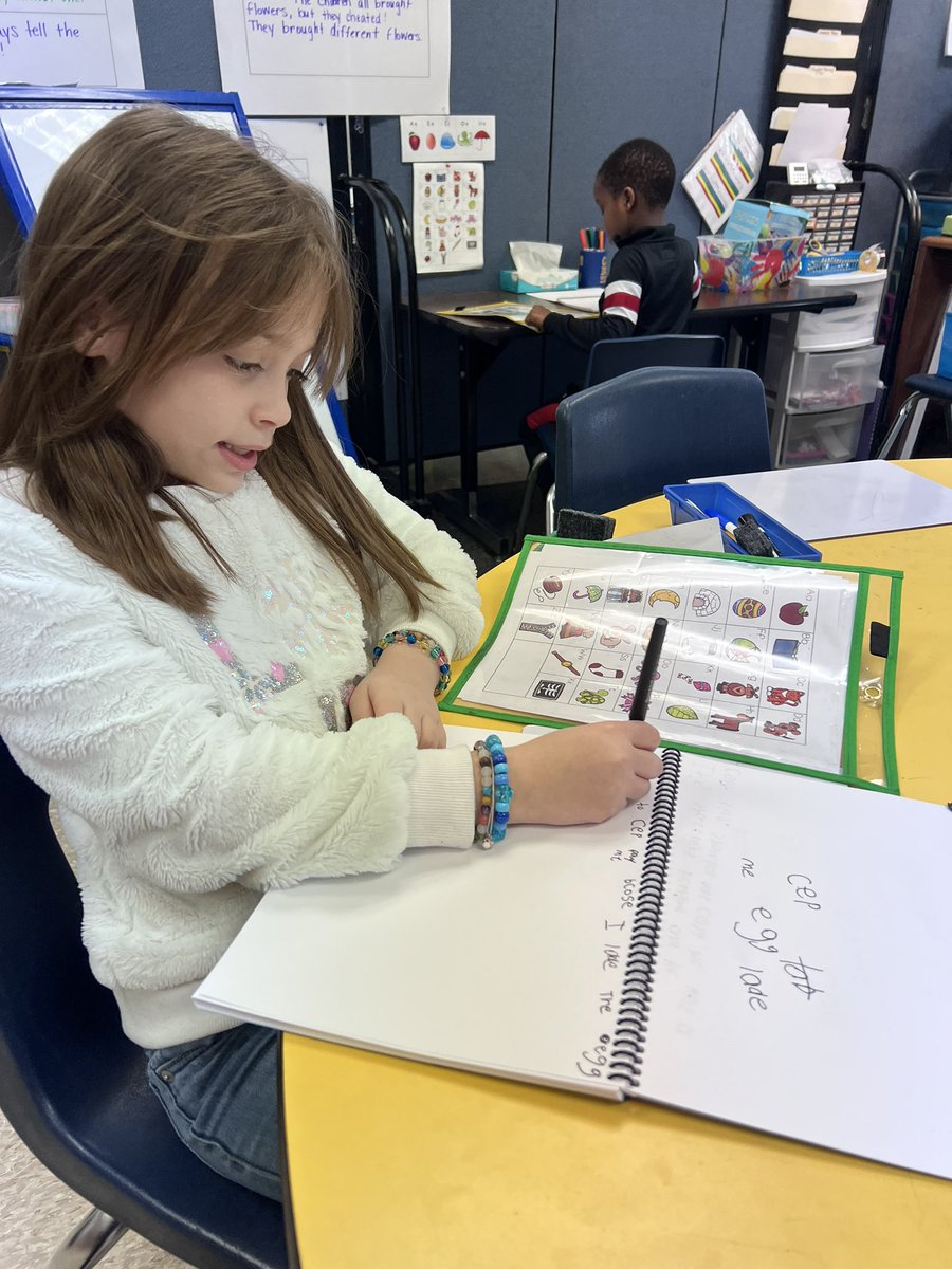 kjrussell01's tweet photo. Working hard in small group writing about our reading! Hard work pays off ❤️ #cim #jcpsworkshop @GoldsmithNews @Principal061 https://t.co/eAO3rEEVR2