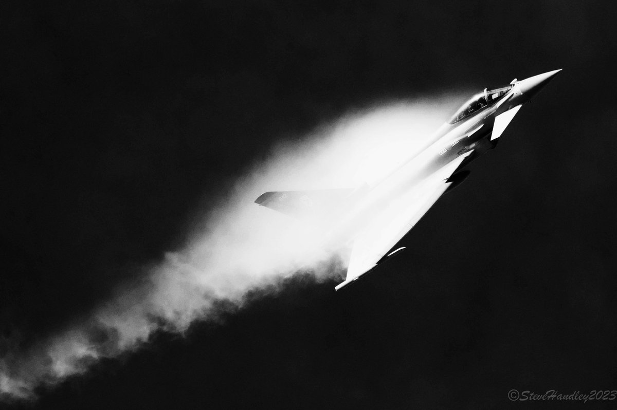 Typhoon display practice 21/02/2023 #phoonfriday #typhoondisplay #Typhoon #aviationphotography #aviation #blackandwhite #avgeeks @ThePhotoHour #rafconingsby #eurofighter #smokingclouds #smokin