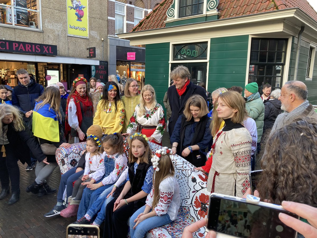Indrukwekkende herdenking van een jaar oorlog in Oekraïne, gevolgd door de onthulling van een prachtige social sofa op de Gedempte Gracht. Dank aan de Oekraïense vrouwen die dit kunststuk samen hebben volbracht!
#zaanstad #Oekraine #socialsofa