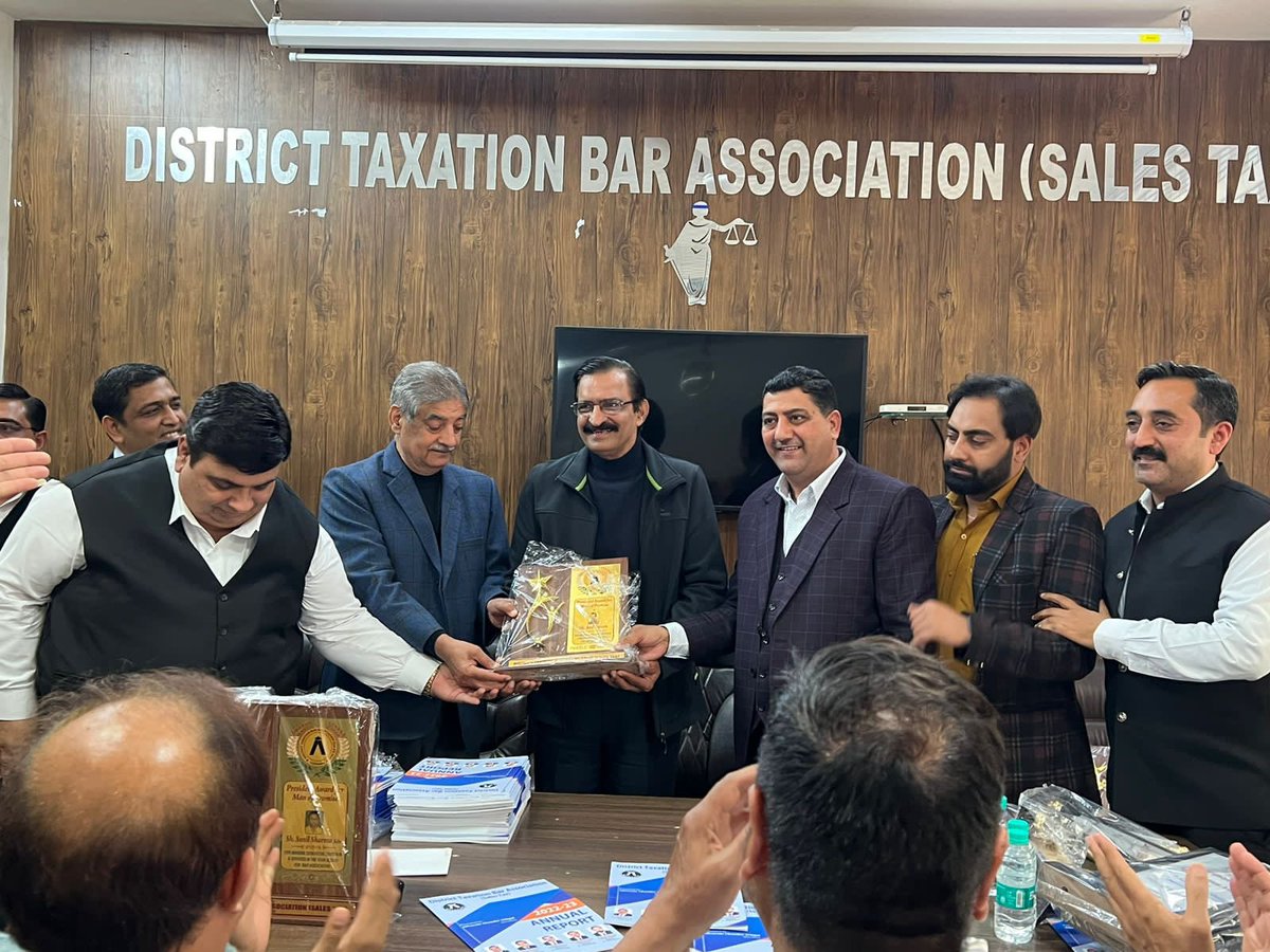 anilsarinbjp's tweet photo. Feeling grateful to be awarded with the President Award for ‘Man of Promise’ by the District Taxation Bar Association Ludhiana. I promise to work untiringly towards the society and fulfill all my duties.

#dtba #anilsarin #anilsarinbjp #ludhiana #advocate #award #manofpromise https://t.co/z7JExeaLNe
