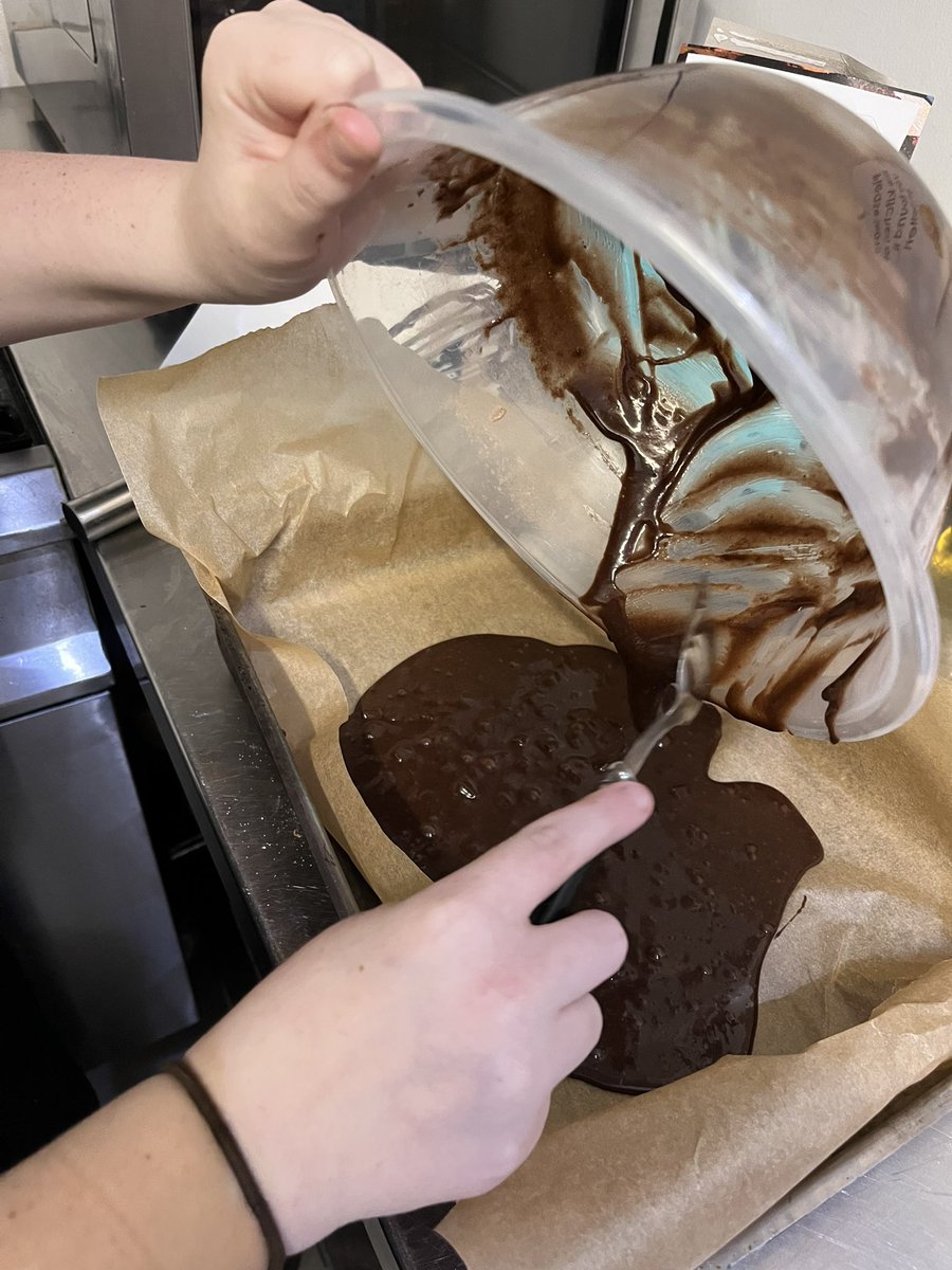 G20YouthProject's tweet image. Our YP at @ClevedenSec42 were busy making chocolate brownies today at their girls group! 👩🏻‍🍳 Guess which batch are gluten free? 

They also told us they learned many skills from researching, planning, budgeting &amp;amp; basic food hygiene.👏🏽
#Confidencebuilding #PositivePathways