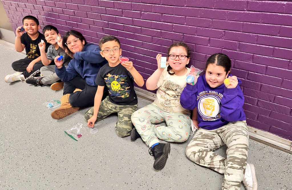KomenskyPBIS's tweet photo. Got to spy on @MrsPrendiville and her class shopping at the Roar Store today! π₯³ππ¦πΎ Keep up the amazing work, little lions! ππ» @KomenskyLions #KomenskyLionPride #OrgulloLeonesKomensky #D100Inspires #PBIS #RoarStore https://t.co/rN1yKTy3RA