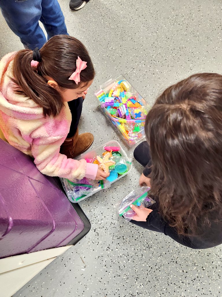 KomenskyPBIS's tweet photo. Got to spy on @MrsPrendiville and her class shopping at the Roar Store today! π₯³ππ¦πΎ Keep up the amazing work, little lions! ππ» @KomenskyLions #KomenskyLionPride #OrgulloLeonesKomensky #D100Inspires #PBIS #RoarStore https://t.co/rN1yKTy3RA