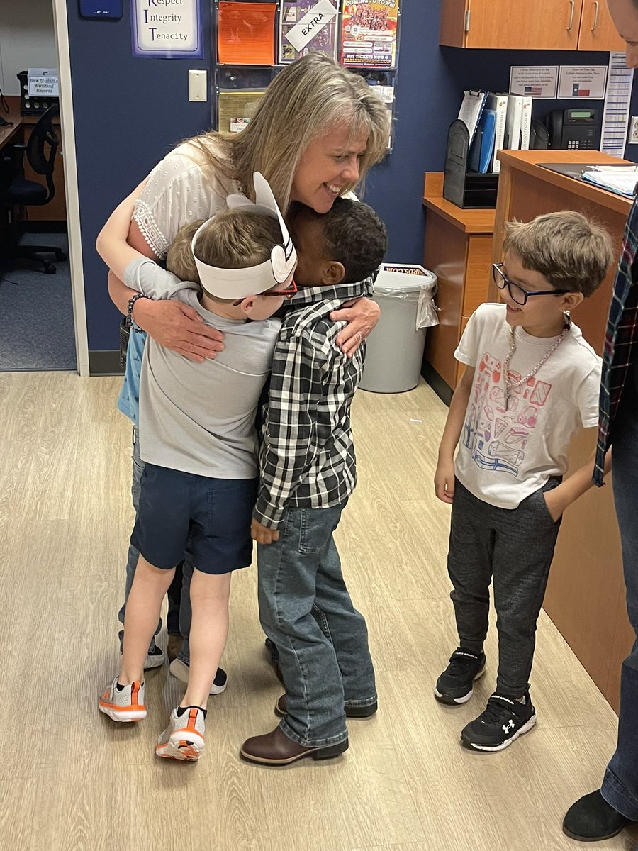 bromley_dustin's tweet image. Special congrats to Heritage principal Linda Hyde @hydel_HRE  on being named the 2022-23 LPISD elementary principal of the year! #ChooseLP #LPStrong @wgjackso @DrBrownEDU
