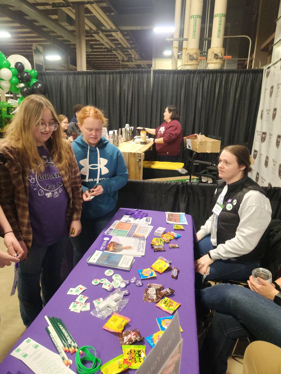 debnus's tweet photo. Thankful to be back at @westernfarmshow. This year with @JoCoExtension and Wyandotte County Extension sharing about education programs and opportunities in our communities. @KStateRE https://t.co/mXKL6QttlU