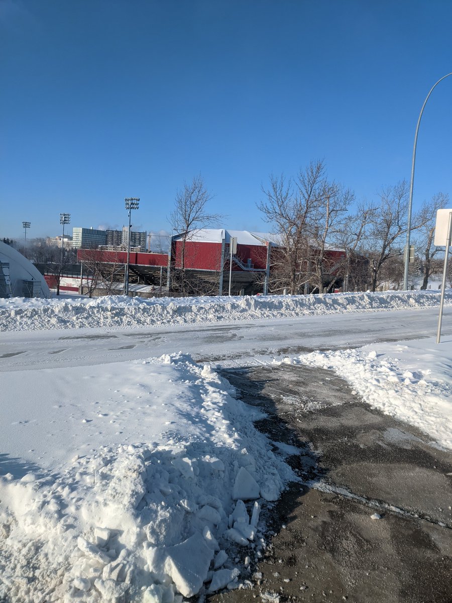 davidbarrettyyc's tweet image. Forgot my mountaineering equipment this morning. Guess it means I can't cross anywhere at Crowchild and 24th ave NW today.