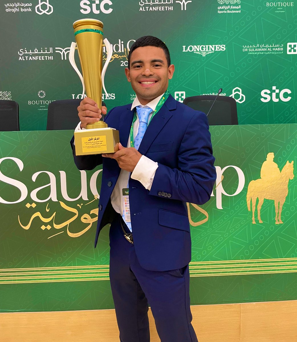Orgullo Latino ! LUIS SÁEZ <a href="/luissaezpty/">Luis Saez</a> con el trofeo por su victoria en el International Jockey Challenge 2023 @thesaudicup en <a href="/JCSA_Racing/">JCSA</a> 

Felicidades Campeón!
