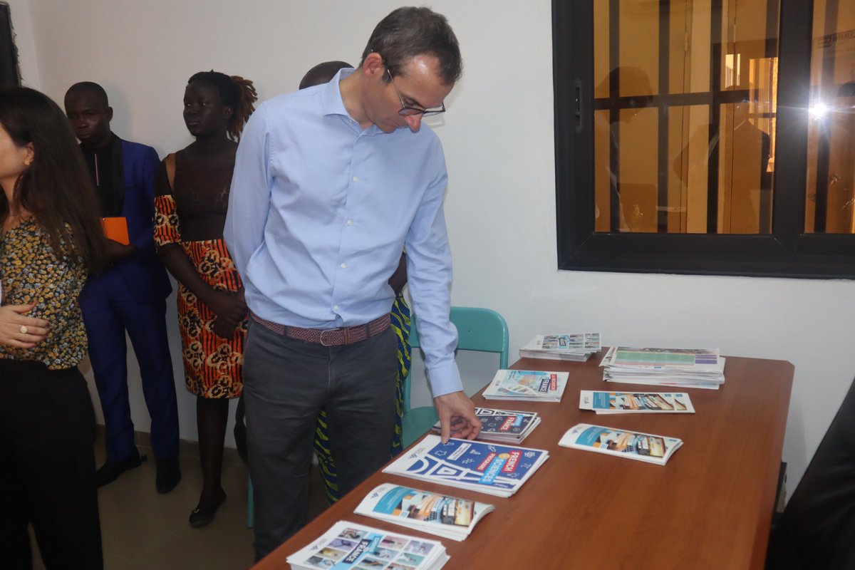 SEM <a href="/a_favereau/">Augustin Favereau</a>, nouvel ambassadeur de <a href="/FranceauTogo/">La France au Togo 🇫🇷🇹🇬</a>, a été reçu par Prof.<a href="/KomlaSanda/">Komla Sanda</a>, ce 24/02/2023. Des questions de coopération et de formation numérique ont été évoqués au cours des échanges. Il a, ensuite, visité le bureau de l'espace Campus France Togo sis au campus sud.