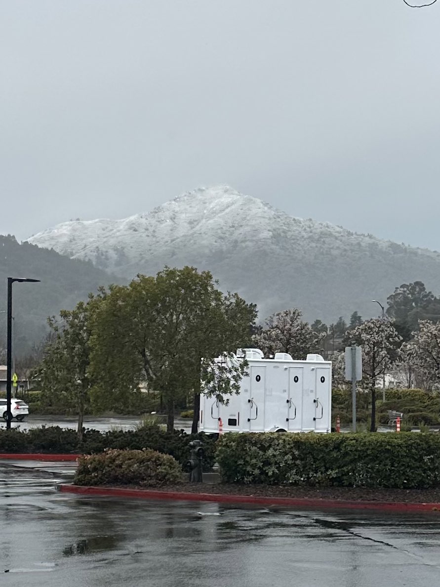 andynewbold_'s tweet photo. Snow in the Bay Area (Marin, Mt Tam) #FreakyFriday https://t.co/BxBlVjLiwF
