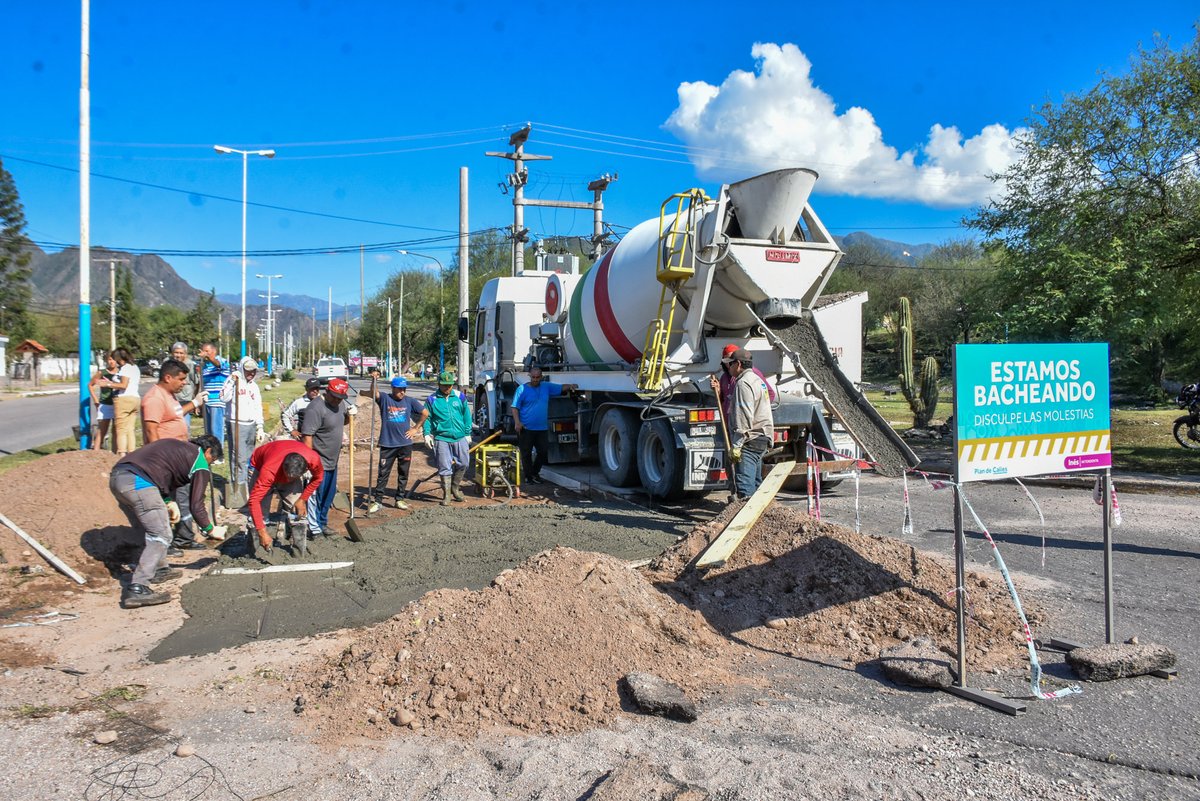 ines_byd's tweet photo. Estamos trabajando sobre Av. San Francisco, frente a la Plaza del Pesebre, bacheando con hormigón para mejorar la transitabilidad de la zona. Seguimos destinando fondos del Municipio a obras y servicios que mejoren la calidad de vida nuestros los vecinos. #PlanDeCalles https://t.co/O918YDHxXm