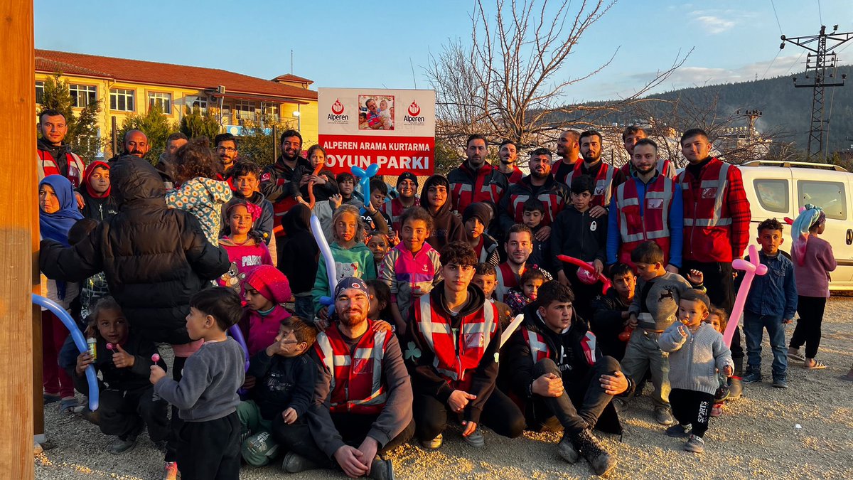 AlperenOcakGM's tweet photo. Hatay ilimizde Alperen Arama Kurtarma Oyun Parkımızı kurarak depremzede çocuklarımız ile birlikte bir dizi etkinlik düzenleyip, minik kalplerimizin heyecanına ortak olduk. https://t.co/jObgrvYouc