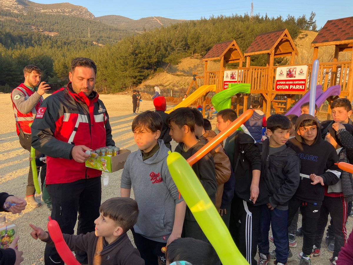 AlperenOcakGM's tweet photo. Hatay ilimizde Alperen Arama Kurtarma Oyun Parkımızı kurarak depremzede çocuklarımız ile birlikte bir dizi etkinlik düzenleyip, minik kalplerimizin heyecanına ortak olduk. https://t.co/jObgrvYouc