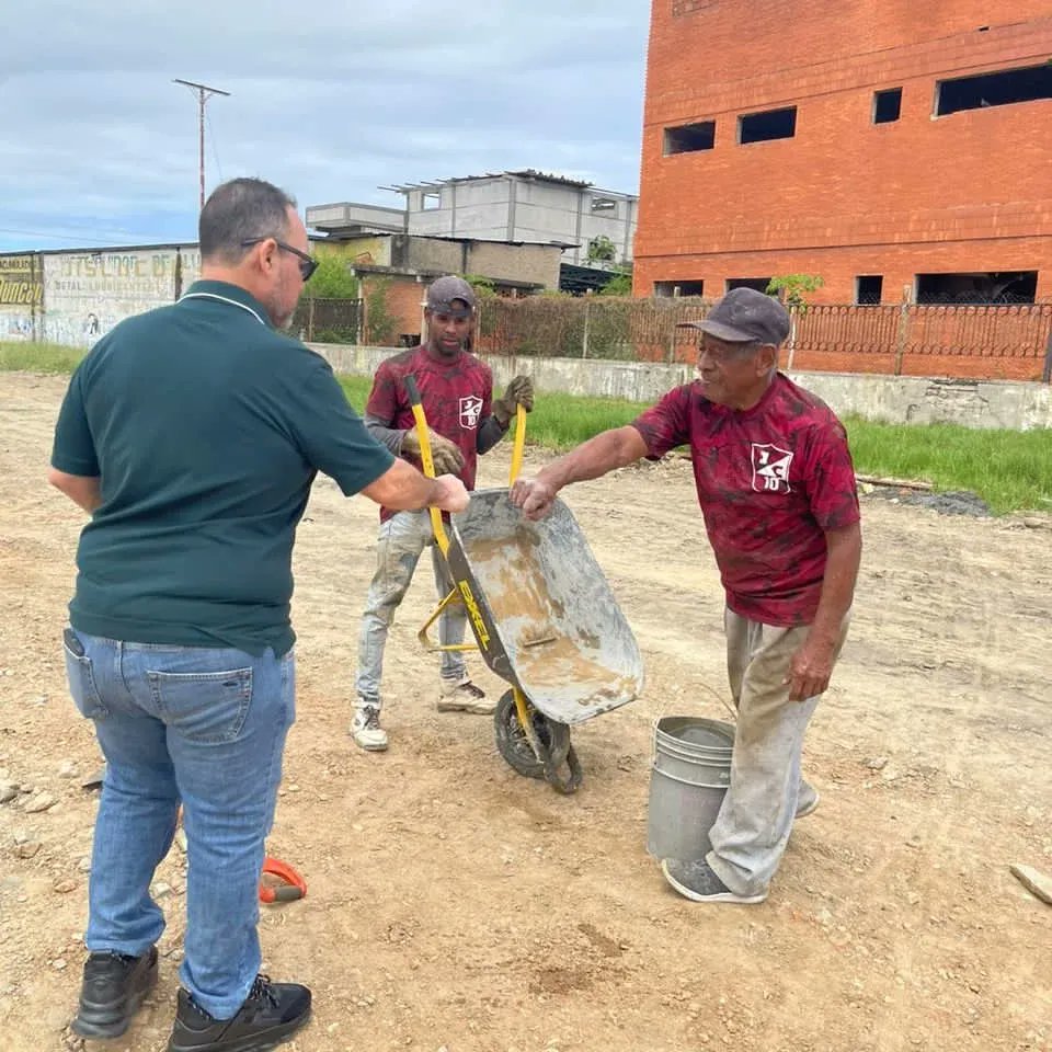 apuertocabello's tweet photo. #AEstaHora El alcalde @JCbetancourt72 realiza una inspección a los trabajos de rehabilitación que se ejecutan en la Av. Lebrum, de la parroquia Fraternidad. Hoy las labores se centraron en el vaciado de concreto del encofrado de la isla central de la importante vialidad. https://t.co/lGtYTYIFNc