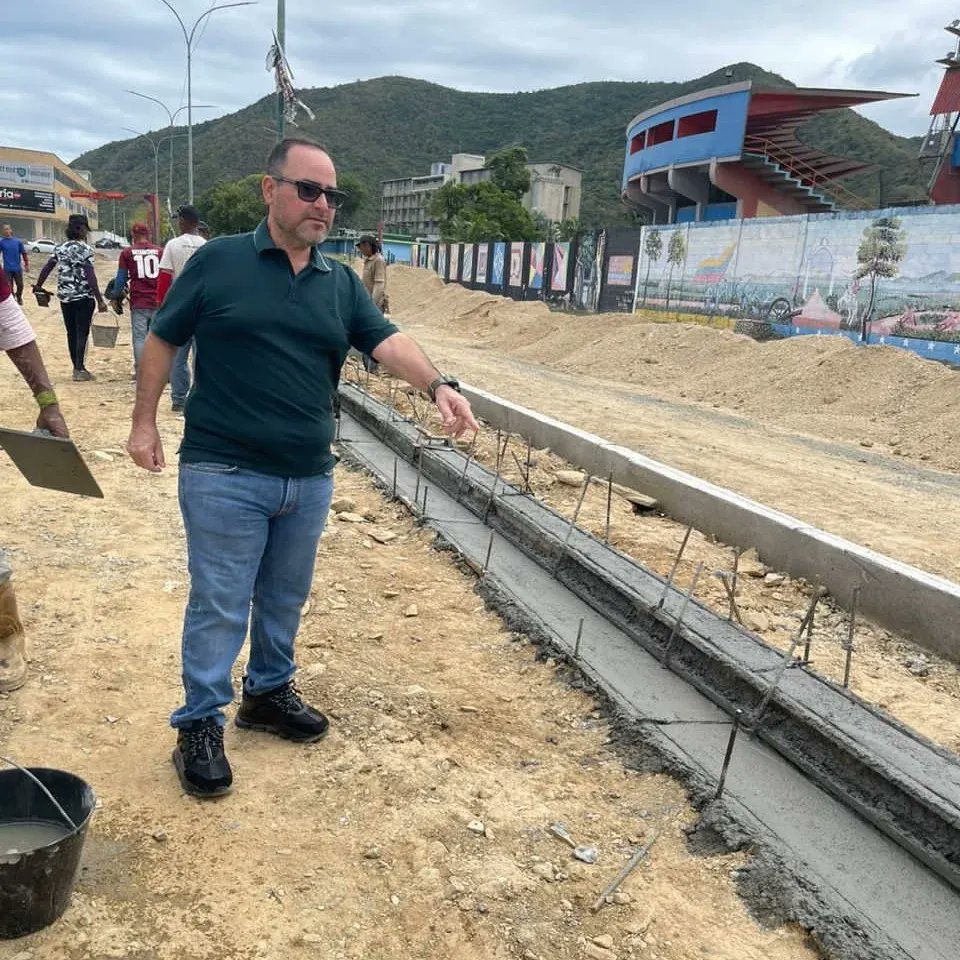 apuertocabello's tweet photo. #AEstaHora El alcalde @JCbetancourt72 realiza una inspección a los trabajos de rehabilitación que se ejecutan en la Av. Lebrum, de la parroquia Fraternidad. Hoy las labores se centraron en el vaciado de concreto del encofrado de la isla central de la importante vialidad. https://t.co/lGtYTYIFNc