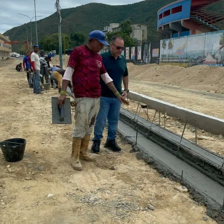 apuertocabello's tweet photo. #AEstaHora El alcalde @JCbetancourt72 realiza una inspección a los trabajos de rehabilitación que se ejecutan en la Av. Lebrum, de la parroquia Fraternidad. Hoy las labores se centraron en el vaciado de concreto del encofrado de la isla central de la importante vialidad. https://t.co/lGtYTYIFNc