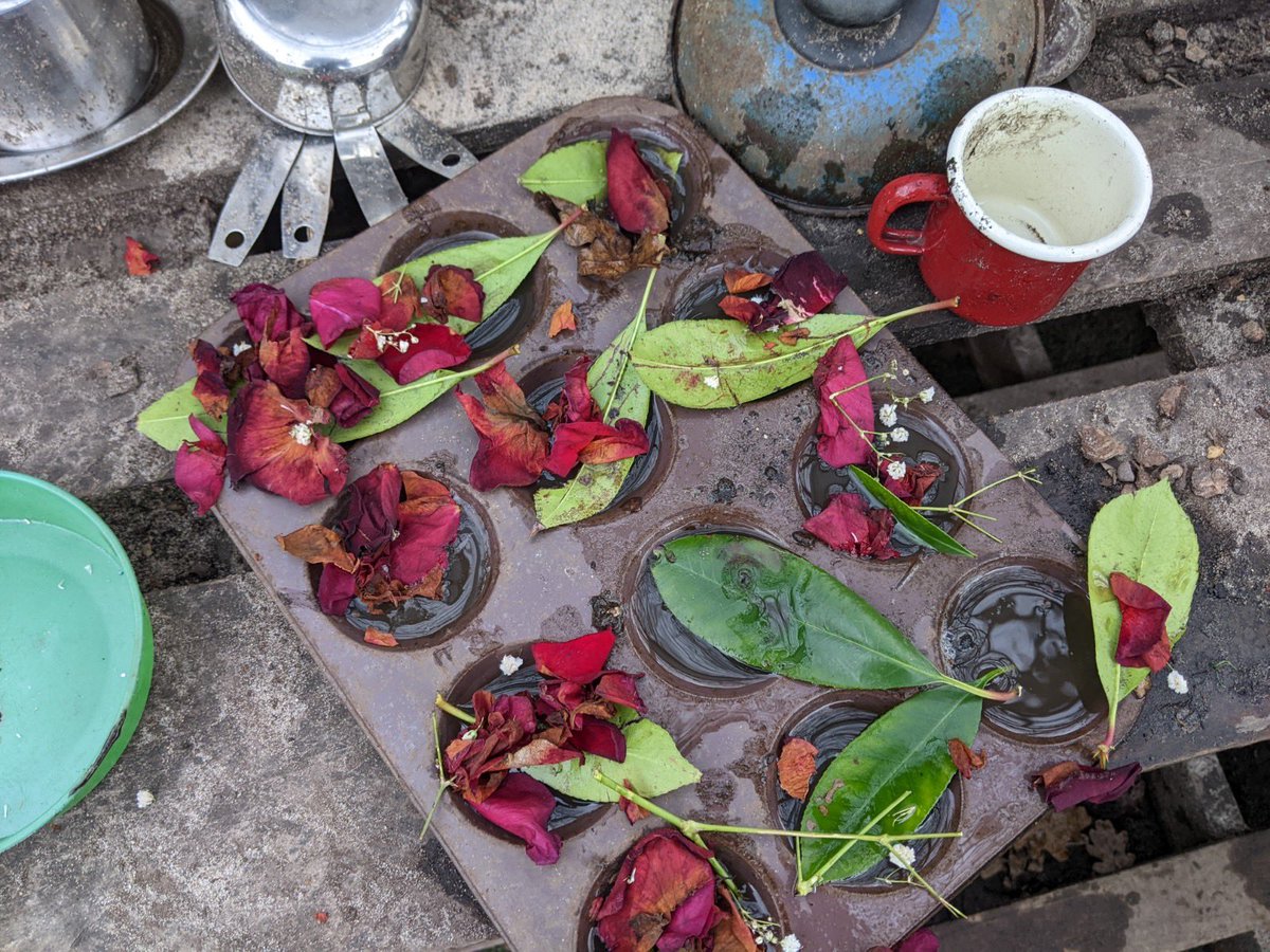 PrimaryGriffin's tweet photo. Wilted flowers? We can make use of them  inside and out! #mudkitchen #springflowers #recycling #eyfs @theelliotfoundation https://t.co/cxEoyKxl0W