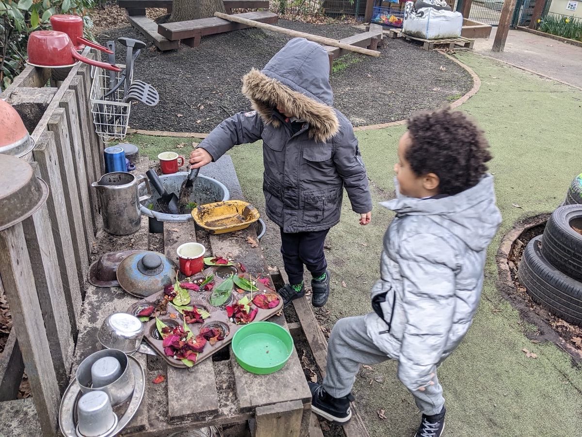 PrimaryGriffin's tweet photo. Wilted flowers? We can make use of them  inside and out! #mudkitchen #springflowers #recycling #eyfs @theelliotfoundation https://t.co/cxEoyKxl0W