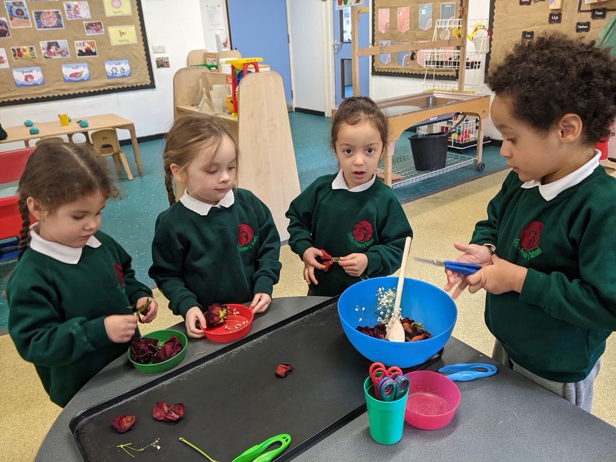 PrimaryGriffin's tweet photo. Wilted flowers? We can make use of them  inside and out! #mudkitchen #springflowers #recycling #eyfs @theelliotfoundation https://t.co/cxEoyKxl0W