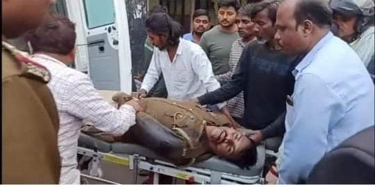 Shivani_Mzn's tweet photo. शहादत को नमन 💔😢💐 अगर इस दुस्साहस का @Uppolice ने बदला नही लिया ना बहुत मनोबल टूटेगा सिपाहियों का। बदला ऐसा हो भविष्य में कोई भी हमारे कॉन्स्टेबल पर हमला करने से पहले  कई बार सोचे। तस्वीर देखकर मन बहुत ज्यादा दुःखी हुआ। भगवान आत्मा को शांति दे 🙏 https://t.co/COQye3CTHL