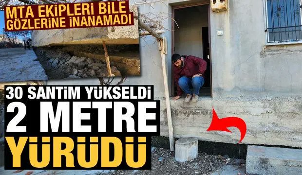 Haber7's tweet photo. Deprem evi yıkmadı ama 30 santim kaldırıp, 2 metre ileriye taşıdı https://t.co/oDeWRqlIW8 https://t.co/dYaaZFtidk