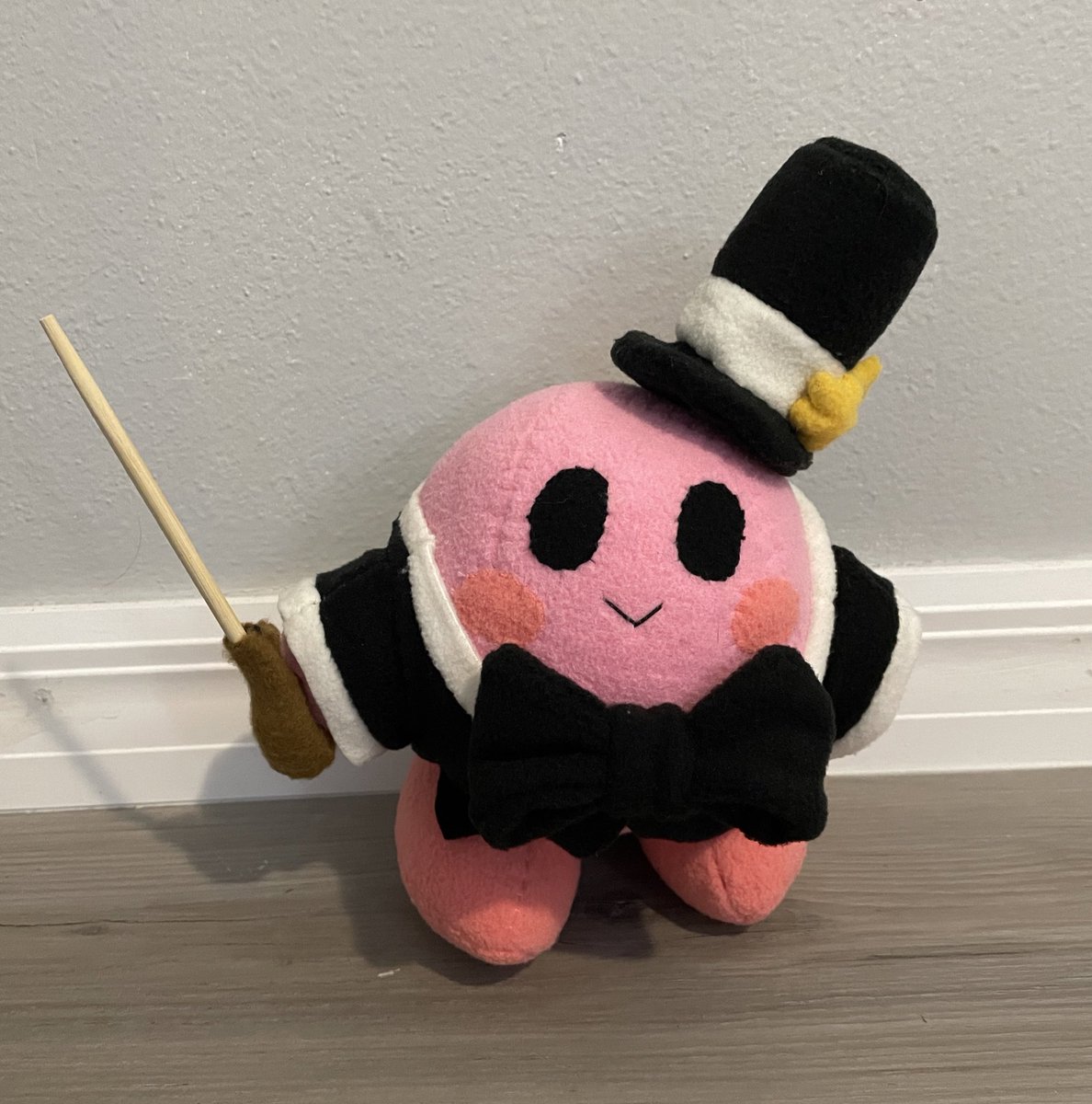 HeirOfBawk's tweet photo. Celebrating the new RTDLDX by creating a Kirby plush! This Kirby is based on the 25th anniversary orchestra and has found a new home with my roommate. The baton and hat are magnetic so they can be removed!
#kirby #RTDLDX #plushie #KirbyReturnToDreamlandDeluxe https://t.co/SkDuJMUTry