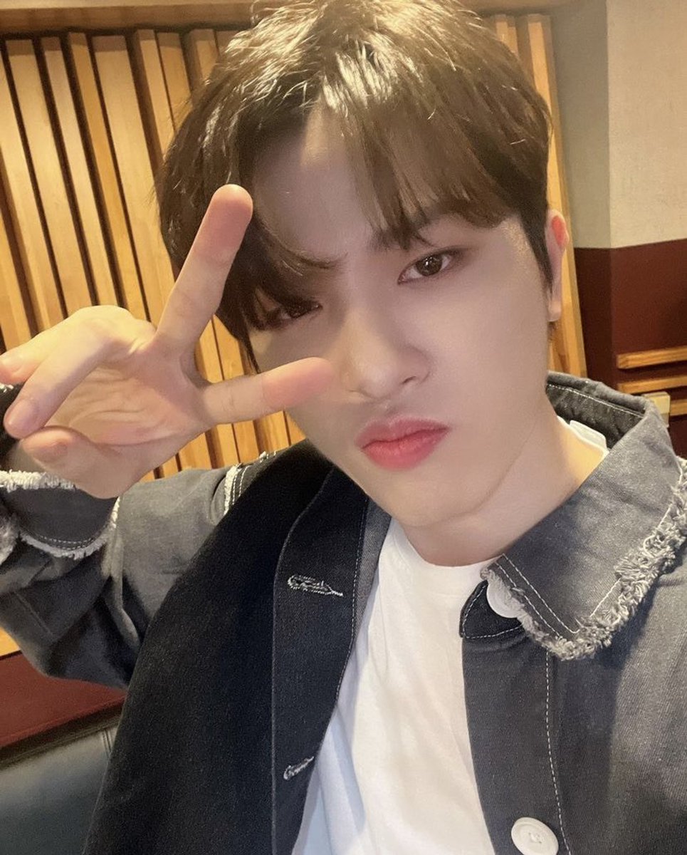 So Junghwan in BTOB Kiss The Radio instagram update one year ago today

#SOJUNGHWAN #소정환 #TREASURE #트레저 <a href="/treasuremembers/">TREASURE</a>