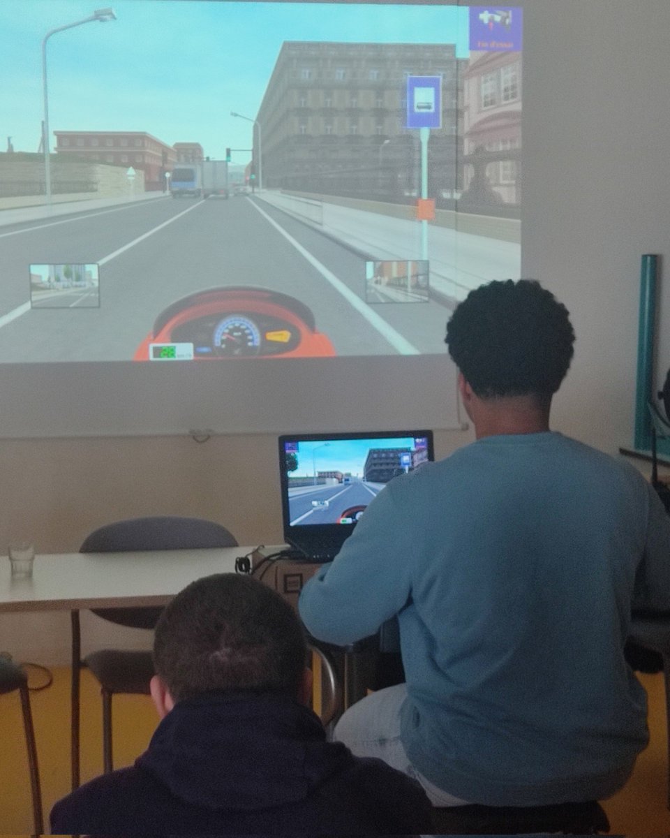 CTarnos's tweet photo. Sensibilisation à la sécurité en deux roues 🛵 avec les élèves de 4ème. 
Merci à la police municipale de #Tarnos qui a animé des ateliers avec simulateur de conduite de scooter et speedomètre. 👍
Une occasion d'informer et de responsabiliser ! https://t.co/LjRINjlAT1