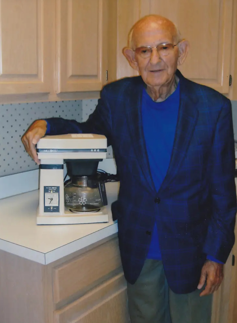 100YearsAgoNews's tweet image. Feb. 24, 1923: Samuel Glazer, who co-founded the company that created Mr. Coffee, is born in Cleveland. He and business partner Vincent Marotta had the idea of selling a home version of a commercial coffee dispenser; with Joe DiMaggio as pitchman, sales soared in the 1970s.
