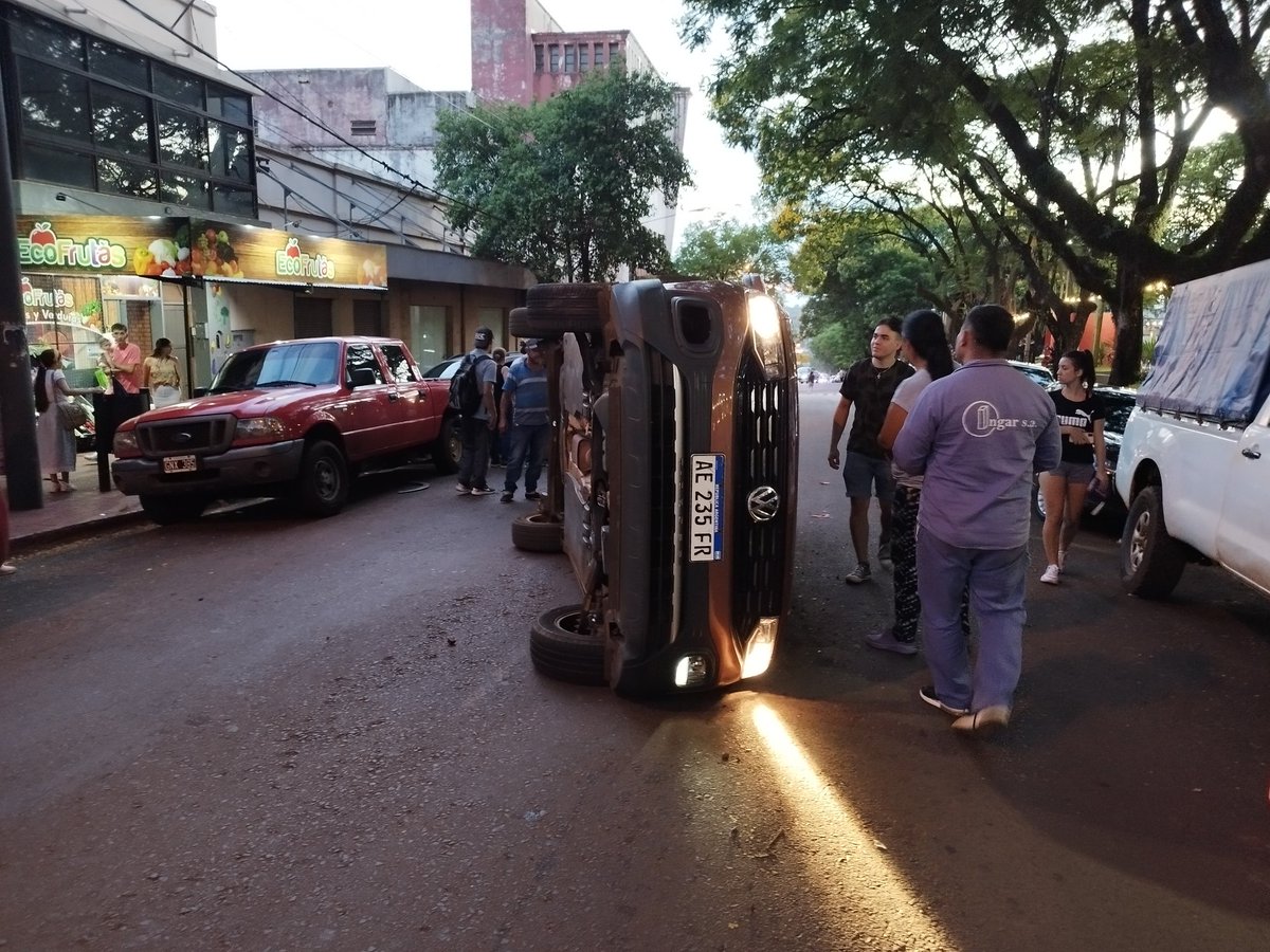OberaArg's tweet photo. Choque y vuelco sobre avenida sarmiento. https://t.co/xvdzaxhw53