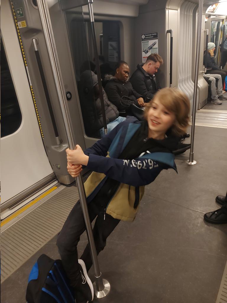 ALEXANDERNowa14's tweet image. I have arrived! That London! Cannot wait to be on set/stage! Thank you for this awesome opportunity @stageboxkids! #Londonperformance #thecompanyproject #musicaltheatre #childactor