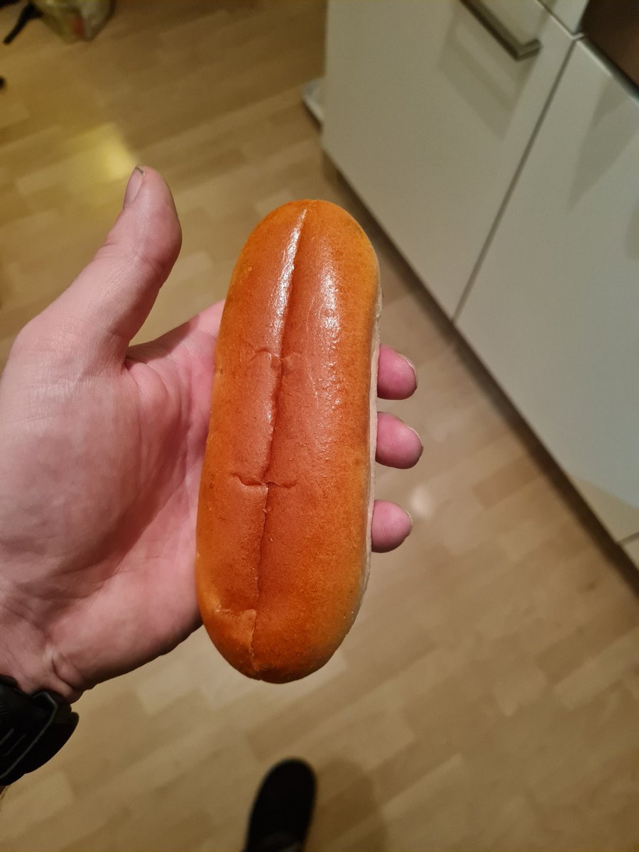 Wer bei @REWE_Supermarkt hat entschieden das man die Hotdogbrötchen OBEN vorschneidet...?