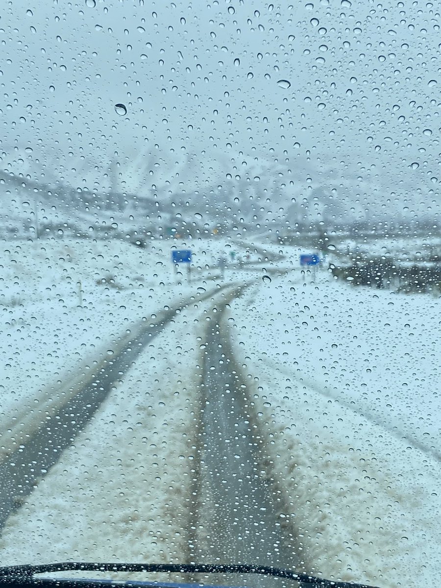 Oh hey snow!
Our #ktla news van cruising thru the #LABlizzard ! #chp has 5 north/south closed Thru the grapevine. 
Updates on @ktla <a href="/PedroRiveraTV/">Pedro Rivera</a> <a href="/SamanthaCortese/">Samantha Cortese</a> <a href="/chercalvin/">cher calvin</a> <a href="/MicahKTLA/">Micah Ohlman</a> <a href="/veraktla/">vera jimenez</a>