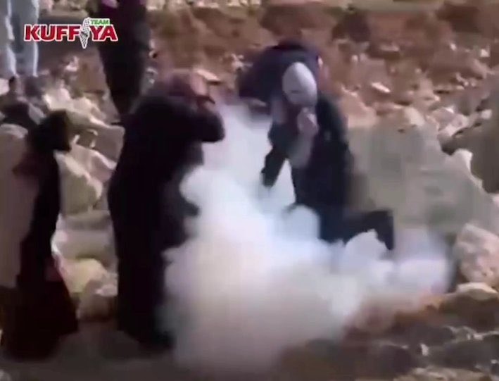 Europalestine1's tweet photo. Dans le village de Walaja, les forces d’occupation ont abondamment aspergé des femmes, parce qu’elles protestaient contre la démolition d’une maison. Crimes de guerre, crimes contre l’humanité, cela ne suffit pas. Israël suffoque avec des gaz mortels : https://t.co/Yqglxcjjro https://t.co/lr0s5OuUfY