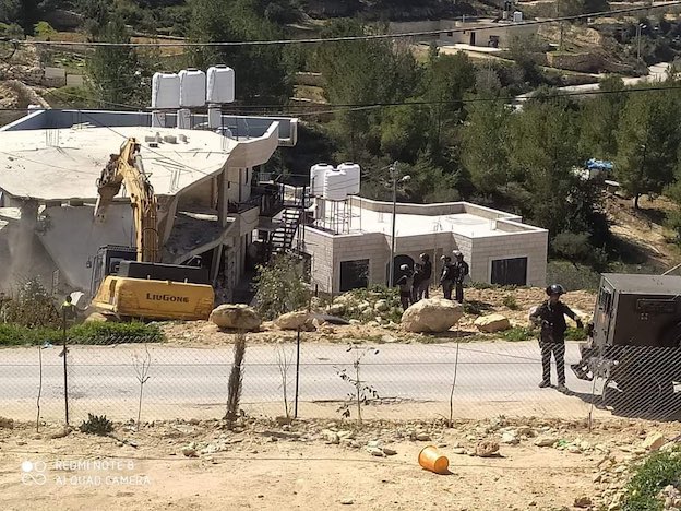 Europalestine1's tweet photo. Dans le village de Walaja, les forces d’occupation ont abondamment aspergé des femmes, parce qu’elles protestaient contre la démolition d’une maison. Crimes de guerre, crimes contre l’humanité, cela ne suffit pas. Israël suffoque avec des gaz mortels : https://t.co/Yqglxcjjro https://t.co/lr0s5OuUfY