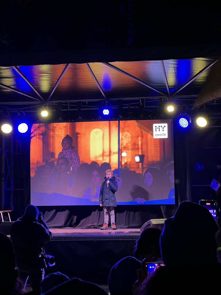 phsnijders's tweet image. Samen met vele Zwollenaren en andere belangstellenden meegelopen met stille tocht Vrede&amp;amp;Toekomst. Één jaar na de inval van Rusland in Oekraine. Daarna Indrukwekkend podiumprogramma met aandacht voor menselijke verhalen met hun pijn en verdriet. #zwolle blijft solidair!