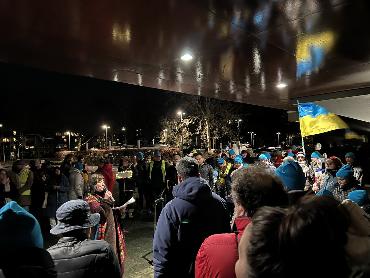 phsnijders's tweet image. Samen met vele Zwollenaren en andere belangstellenden meegelopen met stille tocht Vrede&amp;amp;Toekomst. Één jaar na de inval van Rusland in Oekraine. Daarna Indrukwekkend podiumprogramma met aandacht voor menselijke verhalen met hun pijn en verdriet. #zwolle blijft solidair!